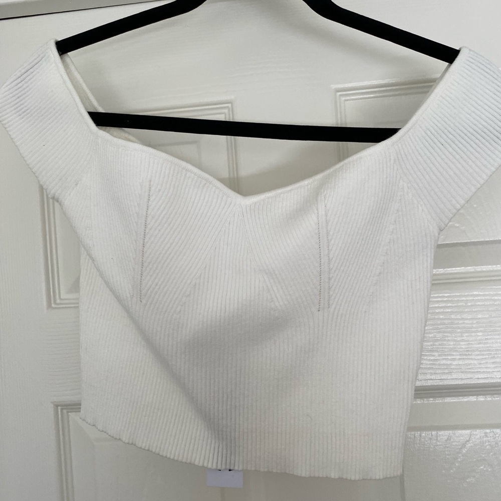 New with tags Women’s White knit off the shoulder crop top
